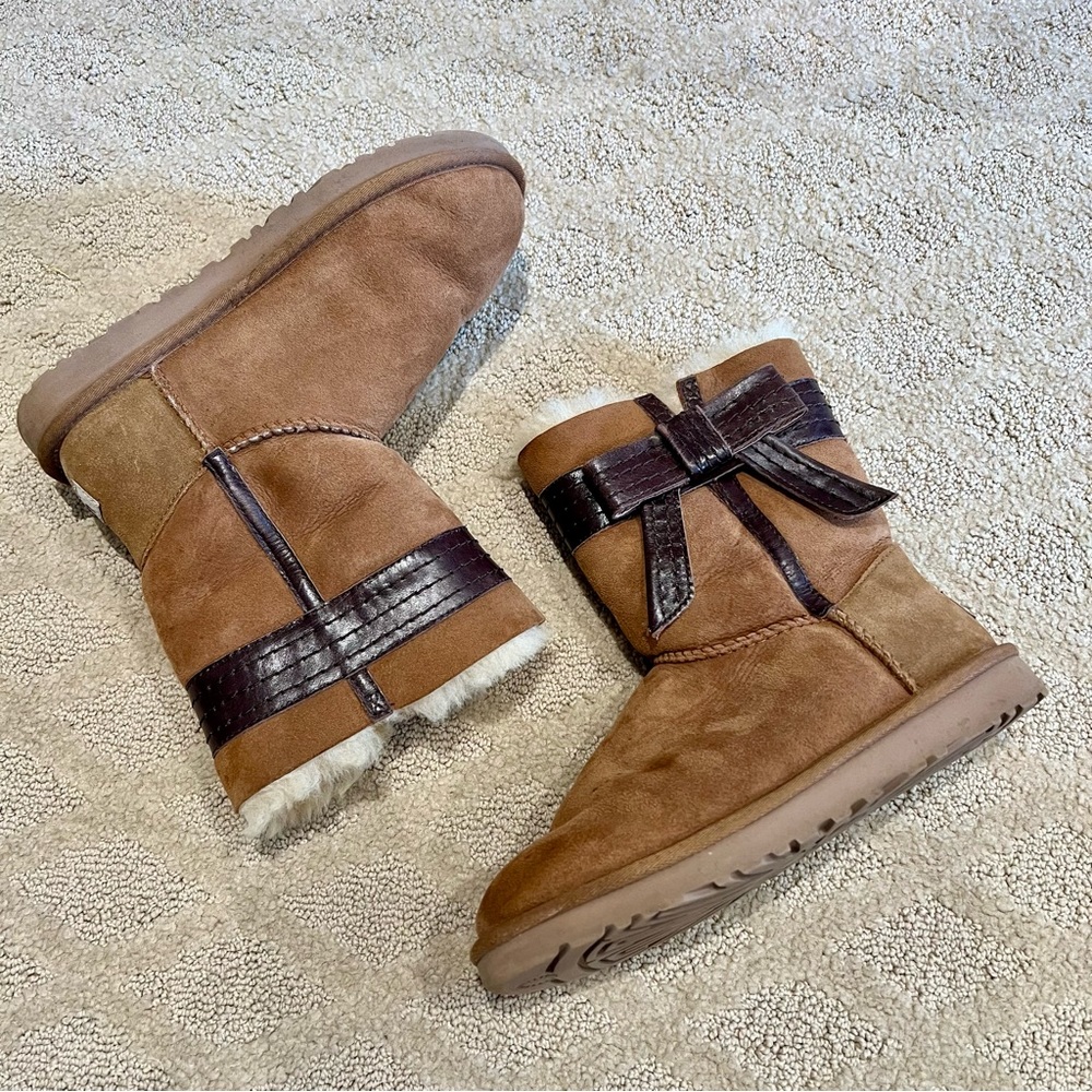 EUC UGG Josette Leather Bow Ankle Sheepskin Suede Boots Booties - Picture 3 of 15